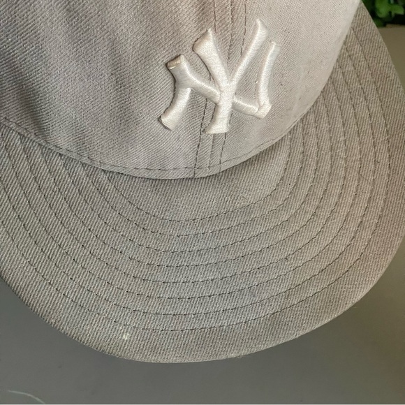 New Era Yankees 59Fifty Grey Basic Snapback Cap 7 1/4 - Picture 11 of 16